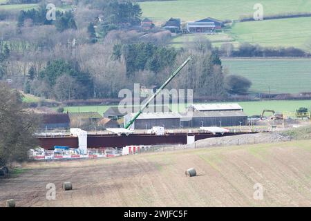 Wendover Dean, Großbritannien. Februar 2024. HS2 bauen das 450 m lange Wendover Dean Viadukt in Wendover Dean, Buckinghamshire bei Great Missenden mit 38 Stahlträgern. Das halbe Kilometer lange Viadukt wird die erste große Eisenbahnbrücke im Vereinigten Königreich sein, die mit einer „Doppelverbundkonstruktion“ gebaut wird. Die HS2-Werke bedeuteten die Zerstörung eines großen Stück alten Waldes im Jones Hill Wood. Quelle: Maureen McLean/Alamy Live News Stockfoto