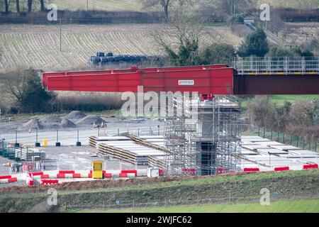 Wendover Dean, Großbritannien. Februar 2024. HS2 bauen das 450 m lange Wendover Dean Viadukt in Wendover Dean, Buckinghamshire bei Great Missenden mit 38 Stahlträgern. Das halbe Kilometer lange Viadukt wird die erste große Eisenbahnbrücke im Vereinigten Königreich sein, die mit einer „Doppelverbundkonstruktion“ gebaut wird. Die HS2-Werke bedeuteten die Zerstörung eines großen Stück alten Waldes im Jones Hill Wood. Quelle: Maureen McLean/Alamy Live News Stockfoto