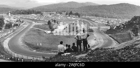 Blick auf die Strecke von außerhalb der Namerow Ecke Nummer 16 am 1969 Trans-am Circuit Mont-Tremblant in St. Jovite, Quebec Stockfoto