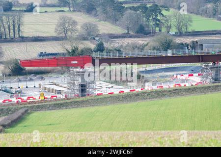 Wendover Dean, Großbritannien. Februar 2024. HS2 bauen das 450 m lange Wendover Dean Viadukt in Wendover Dean, Buckinghamshire bei Great Missenden mit 38 Stahlträgern. Das halbe Kilometer lange Viadukt wird die erste große Eisenbahnbrücke im Vereinigten Königreich sein, die mit einer „Doppelverbundkonstruktion“ gebaut wird. Die HS2-Werke bedeuteten die Zerstörung eines großen Stück alten Waldes im Jones Hill Wood. Quelle: Maureen McLean/Alamy Live News Stockfoto