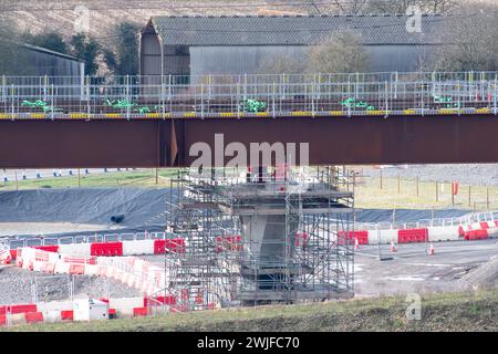 Wendover Dean, Großbritannien. Februar 2024. HS2 bauen das 450 m lange Wendover Dean Viadukt in Wendover Dean, Buckinghamshire bei Great Missenden mit 38 Stahlträgern. Das halbe Kilometer lange Viadukt wird die erste große Eisenbahnbrücke im Vereinigten Königreich sein, die mit einer „Doppelverbundkonstruktion“ gebaut wird. Die HS2-Werke bedeuteten die Zerstörung eines großen Stück alten Waldes im Jones Hill Wood. Quelle: Maureen McLean/Alamy Live News Stockfoto