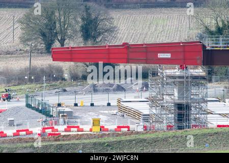 Wendover Dean, Großbritannien. Februar 2024. HS2 bauen das 450 m lange Wendover Dean Viadukt in Wendover Dean, Buckinghamshire bei Great Missenden mit 38 Stahlträgern. Das halbe Kilometer lange Viadukt wird die erste große Eisenbahnbrücke im Vereinigten Königreich sein, die mit einer „Doppelverbundkonstruktion“ gebaut wird. Die HS2-Werke bedeuteten die Zerstörung eines großen Stück alten Waldes im Jones Hill Wood. Quelle: Maureen McLean/Alamy Live News Stockfoto