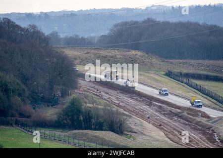 Wendover Dean, Großbritannien. Februar 2024. HS2 bauen das 450 m lange Wendover Dean Viadukt in Wendover Dean, Buckinghamshire bei Great Missenden mit 38 Stahlträgern. Das halbe Kilometer lange Viadukt wird die erste große Eisenbahnbrücke im Vereinigten Königreich sein, die mit einer „Doppelverbundkonstruktion“ gebaut wird. Die HS2-Werke bedeuteten die Zerstörung eines großen Stück alten Waldes im Jones Hill Wood. Quelle: Maureen McLean/Alamy Live News Stockfoto