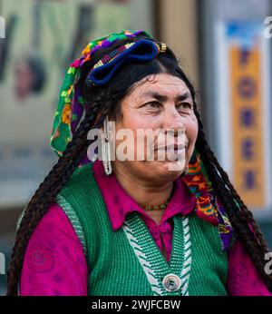 Ein Porträt einer Ladakhi-Frau, die von der Kamera wegschaut. Stockfoto