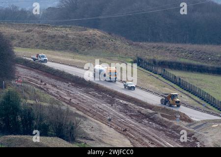 Wendover Dean, Großbritannien. Februar 2024. HS2 bauen das 450 m lange Wendover Dean Viadukt in Wendover Dean, Buckinghamshire bei Great Missenden mit 38 Stahlträgern. Das halbe Kilometer lange Viadukt wird die erste große Eisenbahnbrücke im Vereinigten Königreich sein, die mit einer „Doppelverbundkonstruktion“ gebaut wird. Die HS2-Werke bedeuteten die Zerstörung eines großen Stück alten Waldes im Jones Hill Wood. Quelle: Maureen McLean/Alamy Live News Stockfoto