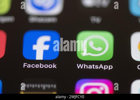 Dresden, Deutschland. Februar 2024. Die Facebook- und WhatsApp-Apps werden auf dem Display eines Smartphones angezeigt. Quelle: Sebastian Kahnert/dpa/Alamy Live News Stockfoto