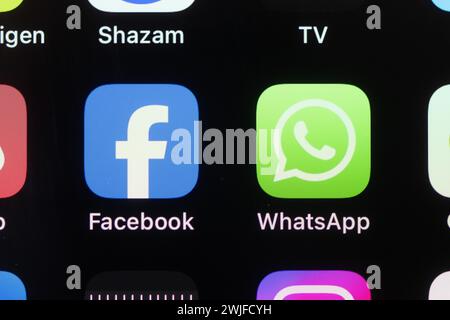 Dresden, Deutschland. Februar 2024. Die Facebook- und WhatsApp-Apps werden auf dem Display eines Smartphones angezeigt. Quelle: Sebastian Kahnert/dpa/Alamy Live News Stockfoto
