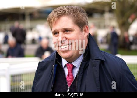 Trainer Dan Skelton, nachdem er Etalon vom Jockey Harry Skelton geritten gesehen hatte, gewann er die Team Forces „Ubique“ Handicap Chase während des Royal Artillery Gold Cup Day auf der Rennbahn Sandown Park in Surrey. Bilddatum: Donnerstag, 15. Februar 2024. Stockfoto