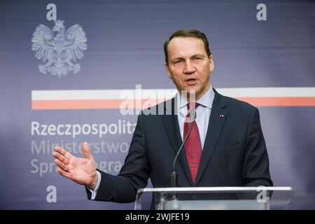 Warschau, Polen. Februar 2024. Der polnische Außenminister Radoslaw Sikorski spricht während einer Pressekonferenz mit dem britischen Außenminister in Warschau. Der britische Außenminister David Cameron besuchte Polen und traf sich mit dem polnischen Außenminister Radoslaw Sikorski. Die Außenminister sprachen über starke Unterstützung und wie man die Ukraine im Krieg stärken kann, während sie die Aggression des russischen Präsidenten Wladimir Putins abwehrt. Quelle: SOPA Images Limited/Alamy Live News Stockfoto