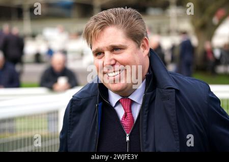 Trainer Dan Skelton, nachdem er Etalon vom Jockey Harry Skelton geritten gesehen hatte, gewann er die Team Forces „Ubique“ Handicap Chase während des Royal Artillery Gold Cup Day auf der Rennbahn Sandown Park in Surrey. Bilddatum: Donnerstag, 15. Februar 2024. Stockfoto