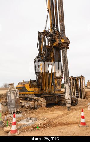 Lkw in der Nähe der Baustelle mit Rohren geparkt Stockfoto