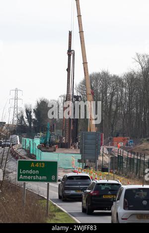 Wendover, Großbritannien. Februar 2024. HS2 soll die A413 in Wendover, Buckinghamshire, über Nacht schließen, während sie den Bau der High Speed Rail Wendover Viaduktpiers durchführen. Die Straße wird von Montag, dem 26. Februar bis Samstag, dem 2. März über Nacht geschlossen. Ironischerweise liegt die HS2-Baustelle in Wendover direkt neben der bestehenden Chilterns-Linie, die bereits nach Birmingham führt. Quelle: Maureen McLean/Alamy Live News Stockfoto