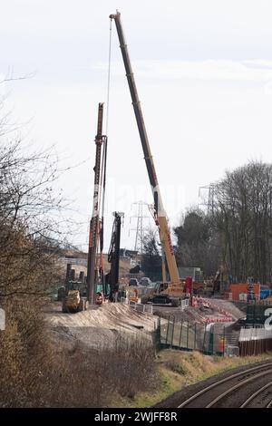 Wendover, Großbritannien. Februar 2024. HS2 soll die A413 in Wendover, Buckinghamshire, über Nacht schließen, während sie den Bau der High Speed Rail Wendover Viaduktpiers durchführen. Die Straße wird von Montag, dem 26. Februar bis Samstag, dem 2. März über Nacht geschlossen. Ironischerweise liegt die HS2-Baustelle in Wendover direkt neben der bestehenden Chilterns-Linie, die bereits nach Birmingham führt. Quelle: Maureen McLean/Alamy Live News Stockfoto