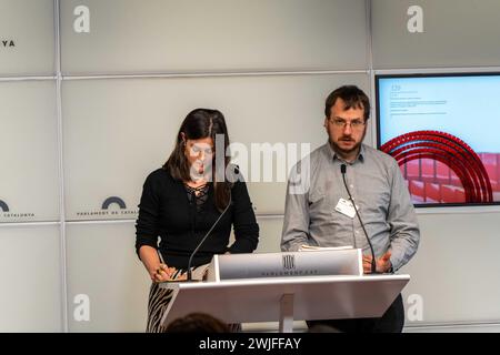 15. Februar 2024 Barcelona, SpainPolitics Barcelona-Shir Hever, Spezialist für Pegasus. Shir Hever erscheint im Pressesaal des parlaments auf Wunsch der katalanischen linken Partei CUP. Shir Haver ist ein Experte für israelische Militärtechnologie und einer der Entdecker, dass das Spionesystem auf Mobiltelefonen "Pegasus" von den spanischen Geheimdiensten benutzt wurde, um katalanische Politiker und Persönlichkeiten auszuspionieren. HAVER hat auch über die Raketensysteme gesprochen, die der Staat Israel hat, und deren Einsatz im aktuellen Kontext des Krieges in Gaza. Shir Hever Comparece en la Sala de prensa del Parlame Stockfoto