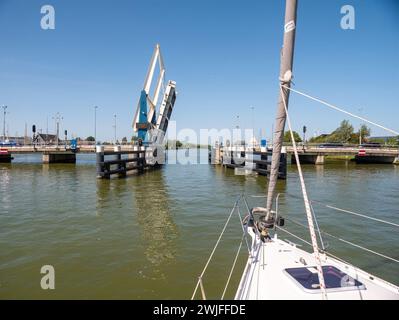 Segelboot nähert sich der Brücke und wartet auf Eröffnung - 3/4, Warnsebrug Brücke über Johan Frisokanaal Kanal in Friesland, Niederlande Stockfoto