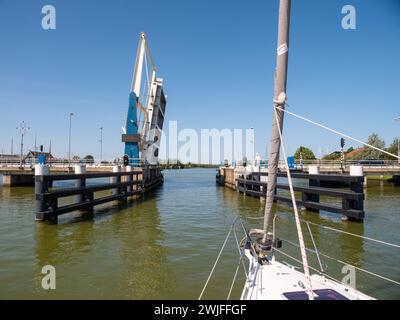 Segelboot nähert sich der Brücke und wartet auf Öffnung - 4/4, Warnsebrug Brücke über den Johan Frisokanaal Kanal in Friesland, Niederlande Stockfoto