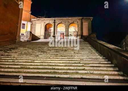 Italien, Rom - 26. November 2023: Piazza del Campidoglio bei Nacht beleuchtet. Architektur des antiken Roms. Blick vom Kapitolshügel auf den Campidoglio-Platz, Italien Stockfoto