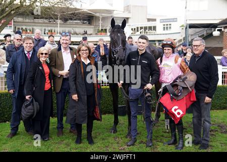 Jockey Harry Skelton (Zweiter) mit Trainer Dan Skelton (links) und Team Afters gewann die Team Forces „Ubique“ Handicap Chase mit Pferd Etalon während des Royal Artillery Gold Cup Day auf der Sandown Park Racecourse, Surrey. Bilddatum: Donnerstag, 15. Februar 2024. Stockfoto