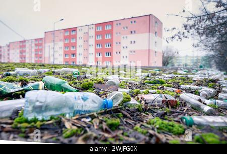 Gniezno, Polen - Müll, Schlamassel, Müll, Flaschen auf dem Boden. Alkoholismus in der kleinen Stadt. Stockfoto