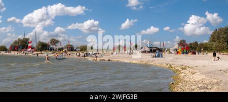 Panorama der Menschen am Strand des IJsselmeers in Makkum, Friesland, Niederlande Stockfoto