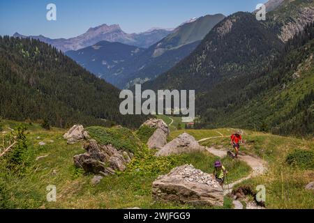 21.08.2016 Les Contamine-Montjoie, Haute-Savoie, Frankreich. Wanderer und Wanderer über Le Contamines auf der Tour du Mont Blanc Stockfoto