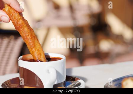 Frühstück Churros, porras, mit einer Tasse heißer Schokolade in El Campello, Spanien Stockfoto