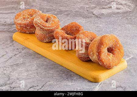 Die hausgemachten Köstlichkeiten: Holztablett mit Anis-Donuts Stockfoto