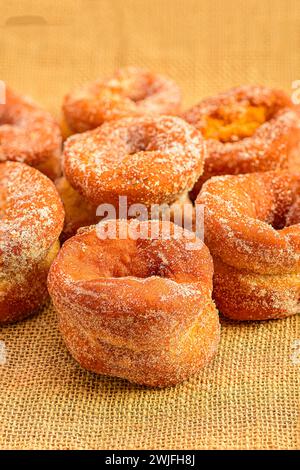 Ein gastronomisches Stillleben: Nahaufnahme von Anis Donuts auf Sackleinen Stockfoto