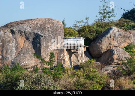 Der historische Jain-Tempel in Shravanabelagola ist wunderschön von massiven Felsbrocken eingerahmt und unterstreicht die ruhige Spiritualität des Ortes. Stockfoto