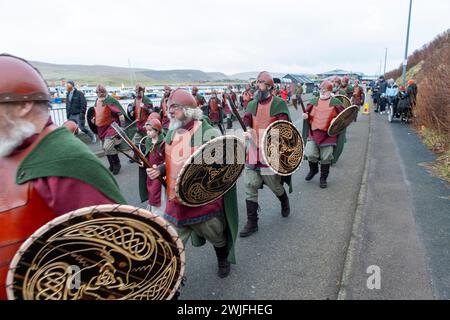 2024 Guizer Jarl John Robert führt seine Truppe durch die Shetland-Stadt Scalloway. Das Scalloway Fires Festival ist das erste Up Helly AA des Jahres. Stockfoto