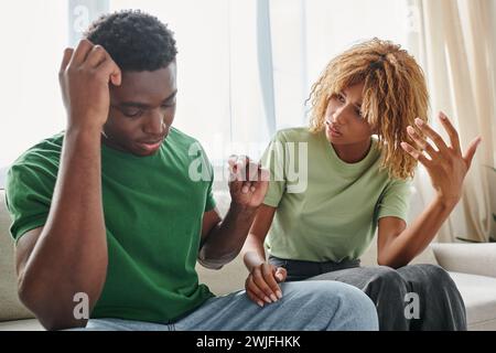 Ernsthaftes Gespräch zwischen einem afroamerikanischen Mann und einer afroamerikanischen Frau Stockfoto