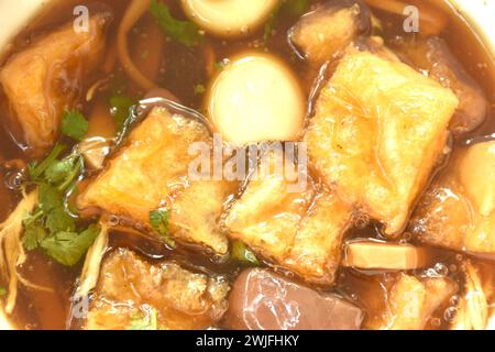 Geschmorter Fischschlamm mit Bambussprossen, garniert gekochtes Ei in roter Soße Suppe auf einer Schüssel Stockfoto
