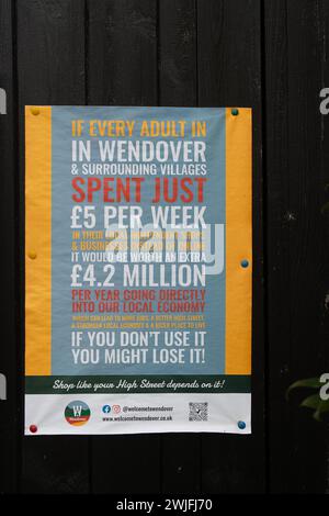 Wendover, Großbritannien. Februar 2024. Ein Poster, auf dem Erwachsene in Wendover, Buckinghamshire, gebeten werden, vor Ort einzukaufen. Quelle: Maureen McLean/Alamy Live News Stockfoto