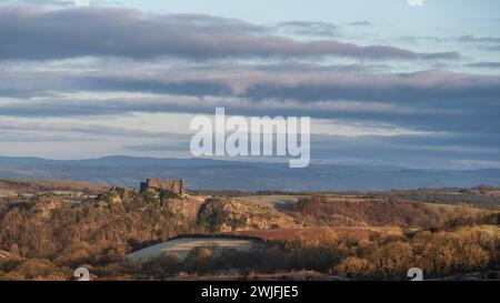 Carreg Cennan Castle in der Nähe von Llandeilo, Südwales an einem frostigen Wintermorgen. Das Schloss liegt auf einem Hügel mit Blick auf die ländliche Landschaft Stockfoto