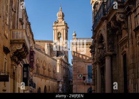 Blick auf die Karmeliterkirche und ihren Glockenturm, Mdina, Malta Stockfoto