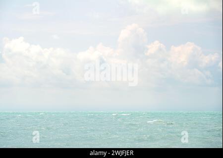 Ein tropisches Meer und ein bewölkter Himmel an einem hellen Sommertag. Die Aussicht ist von Key West, dem südlichsten Punkt der kontinentalen USA Stockfoto