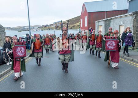 2024 Guizer Jarl John Robert führt seine Truppe durch die Shetland-Stadt Scalloway. Das Scalloway Fires Festival ist das erste Up Helly AA des Jahres. Stockfoto