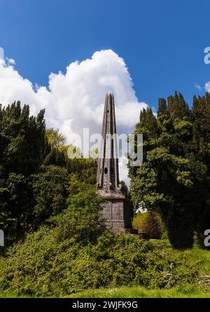 Das achteckige, hohlige Obeliskfolly wurde um 1811 im Garbally Court in Ballinasloe, County Galway, Irland erbaut Stockfoto