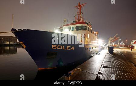 Rostock, Deutschland. Februar 2024. Das Fischereiforschungsschiff „Solea“ legt im Fischereihafen vor einer weiteren Ausbildungsfahrt für zukünftige Seefangler in der Ostsee fest. Seit Herbst 2023 absolvieren Fischer aus Mecklenburg-Vorpommern eine zusätzliche Ausbildung zu zertifizierten Spezialisten für Fischerei und Meeresumwelt, kurz Sea Rangers. Später können sie Aufgaben in der Forschung, im Umweltmonitoring oder im Tourismus übernehmen. Quelle: Bernd Wüstneck/dpa/Alamy Live News Stockfoto