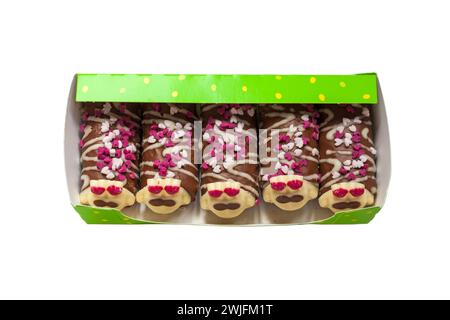 Paket mit Marks & Spencer Love Struck Colin the Caterpillar - Mini Colin the Raupen Kuchen isoliert auf weißem Hintergrund ideal für Valentinstag Stockfoto