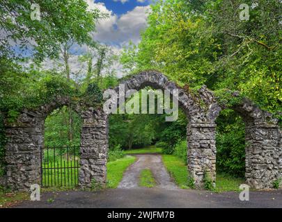 Das rustikale Tor, erbaut 1860 am Eingang zum Kilronan Castle aus dem 19. Jahrhundert in County Roscommon, Irland; auch bekannt als „The Scabby Gates“ Stockfoto