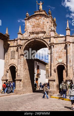 Ein geschäftiger Tag im Arco Santa Clara in Cusco (Peru) Stockfoto