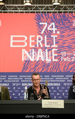 Drehbuchautor Enda Walsh bei der Pressekonferenz zum Eroeffnungsfilmder 74. Berlinale, kleine Dinge wie diese von Tim Mielants. Berlinale Filmfestival *** Drehbuchautorin Enda Walsh auf der Pressekonferenz zum Eröffnungsfilm der 74. Berlinale, Small Things Like These von Tim Mielants Berlinale Film Festival Stockfoto