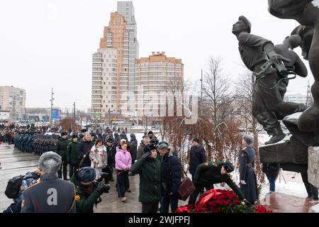 St. Petersburg, Russland. Februar 2024. Während einer Gedenkfeier zum 35. Jahrestag des Rückzugs der sowjetischen Truppen aus Afghanistan legten die Menschen Blumen an das Denkmal für die in Afghanistan getöteten Soldaten. Russland feiert den Tag des vollständigen Rückzugs der sowjetischen Truppen aus Afghanistan. Der Krieg in Afghanistan dauerte von 1979 bis 1989, nach offiziellen Angaben starben mehr als 15.000 sowjetische Soldaten. Quelle: SOPA Images Limited/Alamy Live News Stockfoto