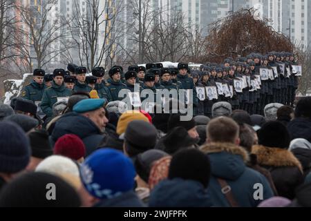 St. Petersburg, Russland. Februar 2024. Die Menschen nehmen an einer Veranstaltung Teil, die dem 35. Jahrestag des Rückzugs der sowjetischen Truppen aus Afghanistan gewidmet ist. Russland feiert den Tag des vollständigen Rückzugs der sowjetischen Truppen aus Afghanistan. Der Krieg in Afghanistan dauerte von 1979 bis 1989, nach offiziellen Angaben starben mehr als 15.000 sowjetische Soldaten. Quelle: SOPA Images Limited/Alamy Live News Stockfoto