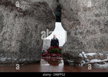St. Petersburg, Russland. Februar 2024. Gouverneur von St. Petersburg Alexander Beglov steht am Denkmal für Soldaten, die in Afghanistan bei einer Veranstaltung zum 35. Jahrestag des Rückzugs der sowjetischen Truppen aus Afghanistan getötet wurden. Russland feiert den Tag des vollständigen Rückzugs der sowjetischen Truppen aus Afghanistan. Der Krieg in Afghanistan dauerte von 1979 bis 1989, nach offiziellen Angaben starben mehr als 15.000 sowjetische Soldaten. Quelle: SOPA Images Limited/Alamy Live News Stockfoto
