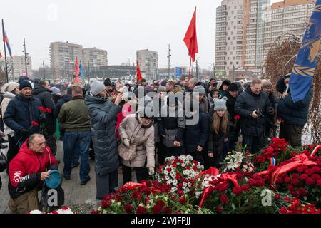 St. Petersburg, Russland. Februar 2024. Während einer Gedenkfeier zum 35. Jahrestag des Rückzugs der sowjetischen Truppen aus Afghanistan legten die Menschen Blumen an das Denkmal für die in Afghanistan getöteten Soldaten. Russland feiert den Tag des vollständigen Rückzugs der sowjetischen Truppen aus Afghanistan. Der Krieg in Afghanistan dauerte von 1979 bis 1989, nach offiziellen Angaben starben mehr als 15.000 sowjetische Soldaten. Quelle: SOPA Images Limited/Alamy Live News Stockfoto