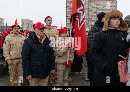 St. Petersburg, Russland. Februar 2024. Kadetten der militärisch-patriotischen öffentlichen Bewegung "Junge Armee" nehmen an einer Veranstaltung Teil, die dem 35. Jahrestag des Rückzugs der sowjetischen Truppen aus Afghanistan gewidmet ist. Russland feiert den Tag des vollständigen Rückzugs der sowjetischen Truppen aus Afghanistan. Der Krieg in Afghanistan dauerte von 1979 bis 1989, nach offiziellen Angaben starben mehr als 15.000 sowjetische Soldaten. Quelle: SOPA Images Limited/Alamy Live News Stockfoto