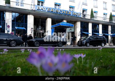 München, Deutschland. Februar 2024. Vor dem Hotel Bayerischer Hof blühen Krokusse. Die 60. Münchner Sicherheitskonferenz (MSC) findet vom 16. Bis 18. Februar 2024 im Hotel Bayerischer Hof in München statt. Quelle: Sven Hoppe/dpa/Alamy Live News Stockfoto