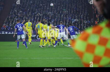 Gelsenkirchen, Deutschland. Februar 2024. firo: 03.02.2024, Fußball, 2. Liga, 2. Bundesliga, Staffel 2023/2024, FC Schalke 04 - Eintracht Braunschweig (Braunschweig) (Braunschweig) General, Linienmanns Flagge, mögliche Abseitsposition, Abseitsposition Credit: dpa/Alamy Live News Stockfoto